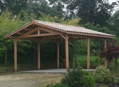 Un carport construit sur une structure en bois Douglas avec toit double pente pas cher